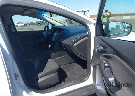 2016 Ford Focus S z USA, uszkodzony, nr VIN 1FADP3E21GL399346